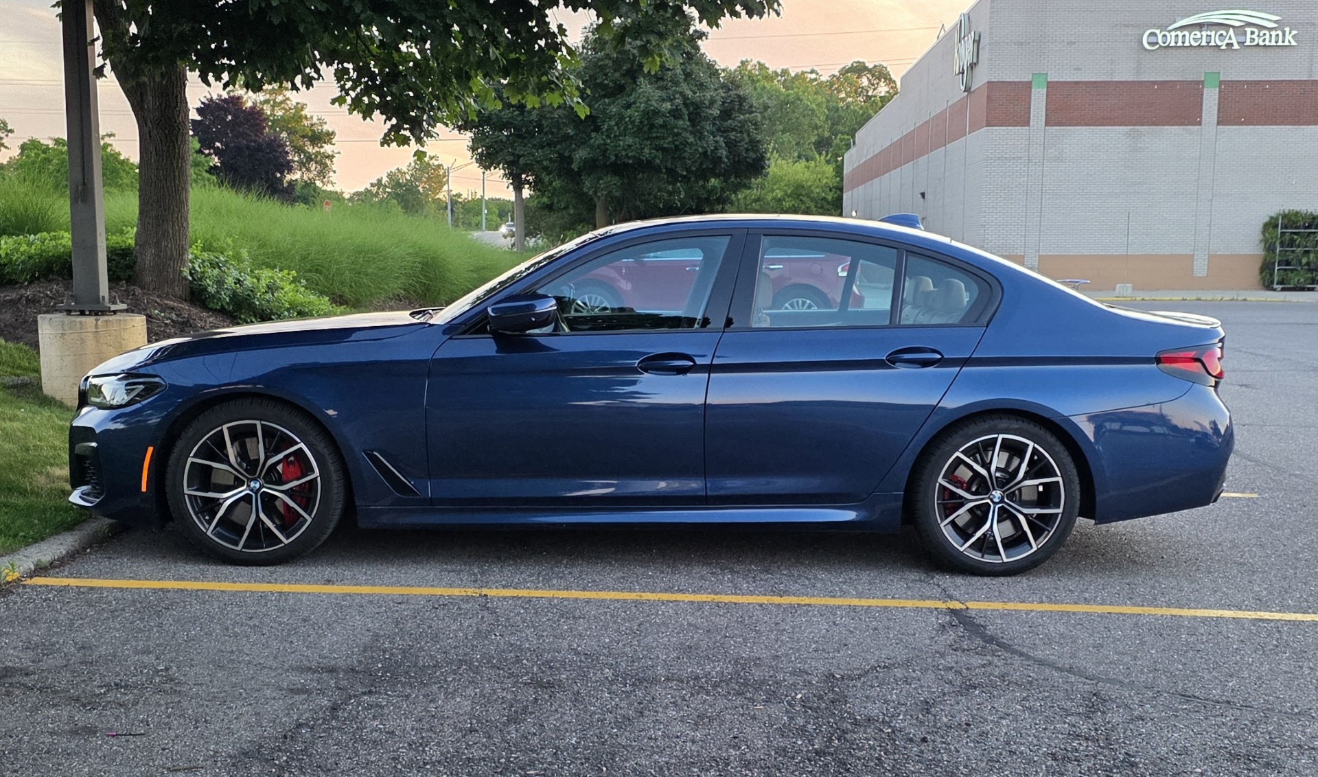 Used 2021 BMW M550i xDrive w/ Premium Package AWD/4WD image 2
