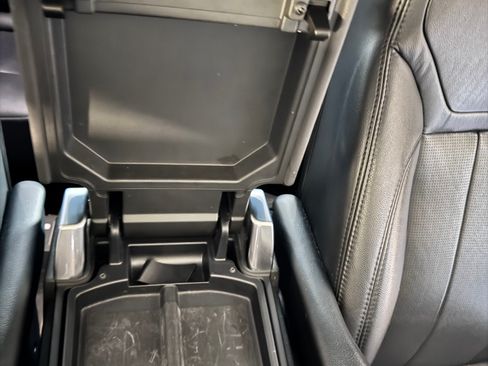 Used 2019 Land Rover Discovery SE image 14