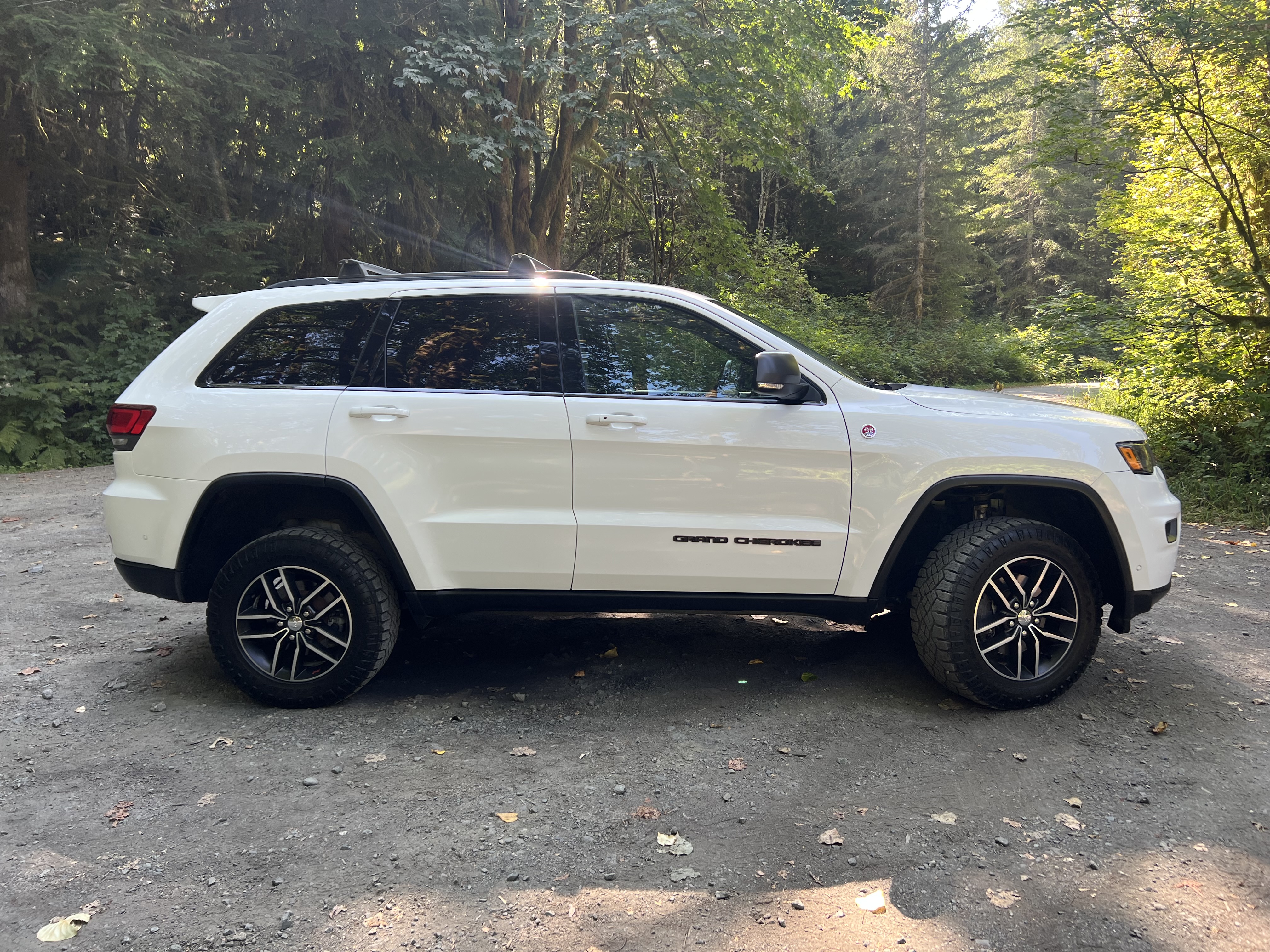Used 2017 Jeep Grand Cherokee Trailhawk w/ Trailhawk Luxury Group AWD/4WD image 4
