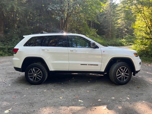 Used 2017 Jeep Grand Cherokee Trailhawk w/ Trailhawk Luxury Group AWD/4WD image 4