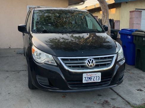 Used 2012 Volkswagen Routan SEL image 1
