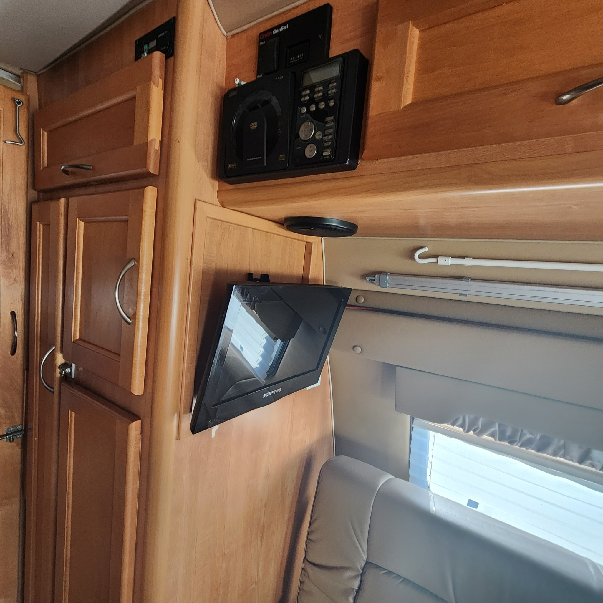 Used 2006 Ford E-350 and Econoline 350 Extended Super Duty RWD image 6