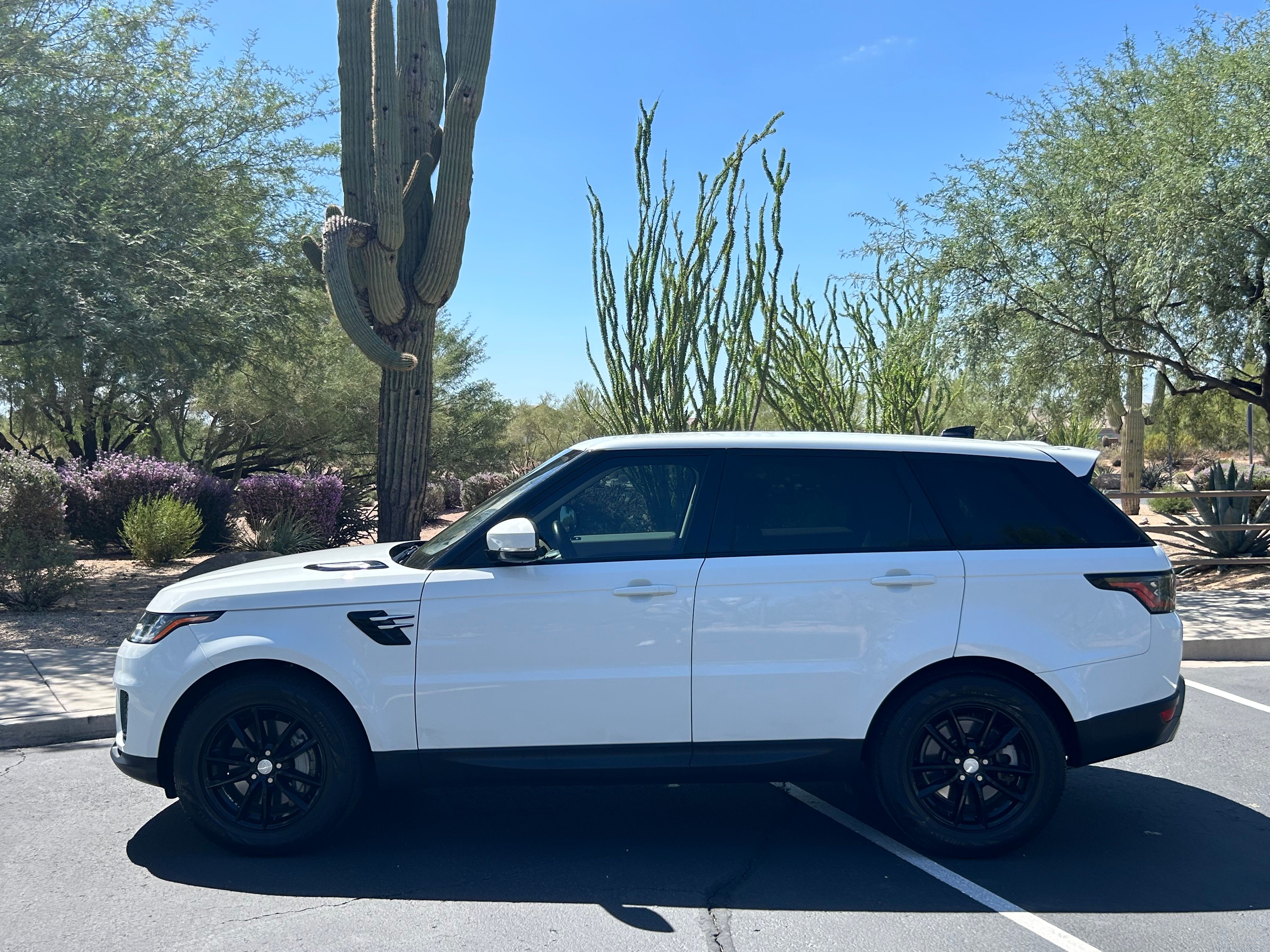 Used 2019 Land Rover Range Rover Sport SE AWD/4WD image 1