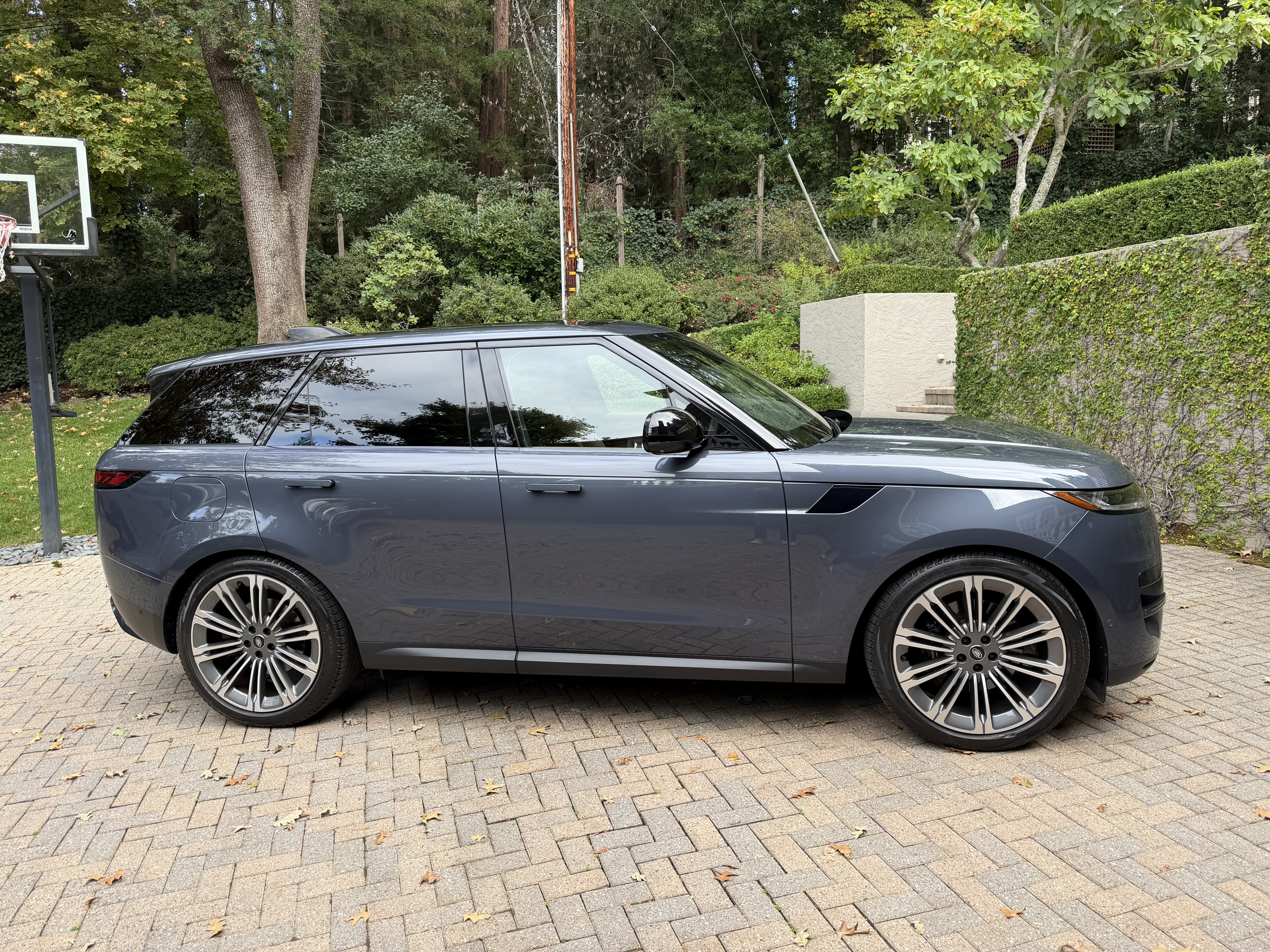 Used 2024 Land Rover Range Rover Sport SE AWD/4WD image 4