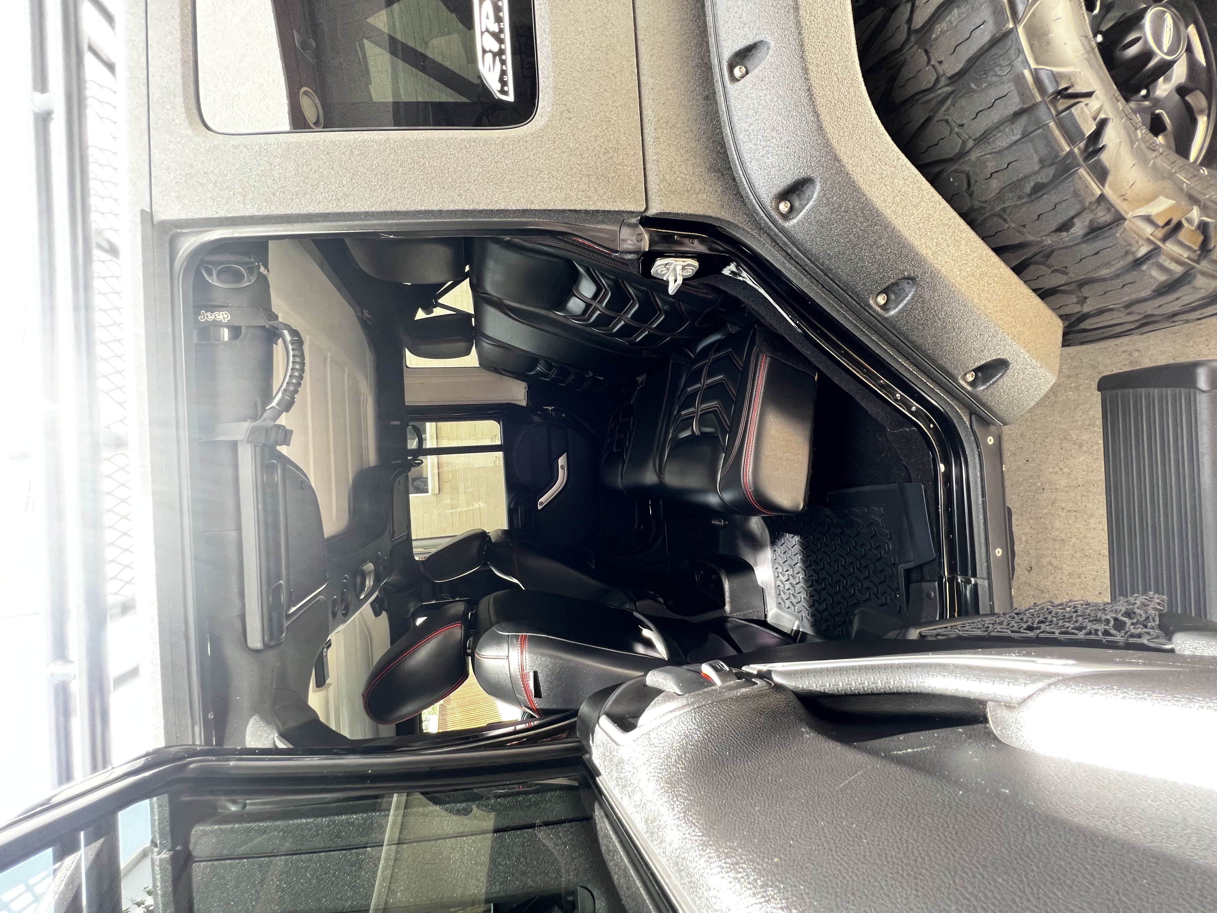 Used 2015 Jeep Wrangler Unlimited Rubicon w/ Connectivity Group AWD/4WD image 13
