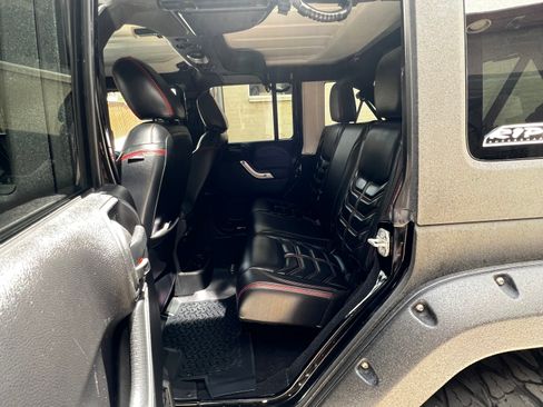 Used 2015 Jeep Wrangler Unlimited Rubicon w/ Connectivity Group AWD/4WD image 13