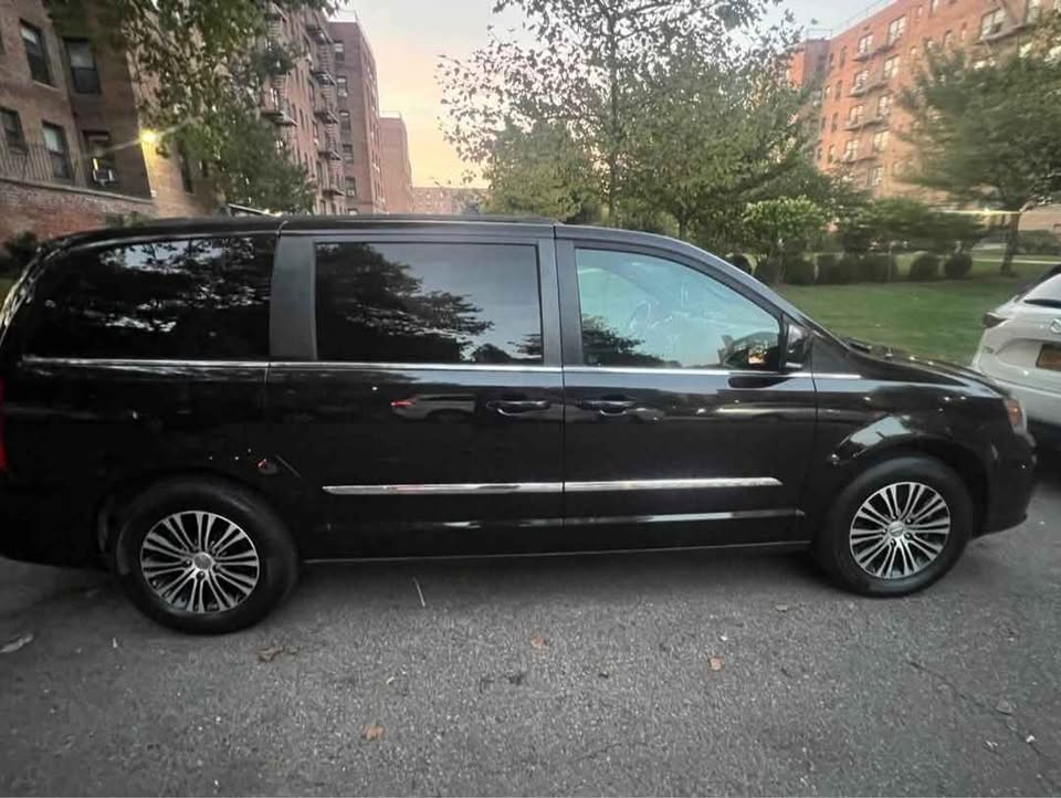 Used 2014 Chrysler Town & Country S FWD image 2