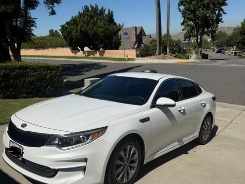 Used 2018 Kia Optima LX w/ 17" Alloy Wheels Package FWD image 1