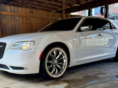 Used 2021 Chrysler 300 Touring w/ Chrome Appearance Package image 1