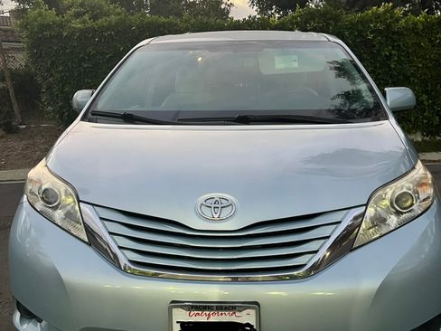 Used 2015 Toyota Sienna LE FWD image 1
