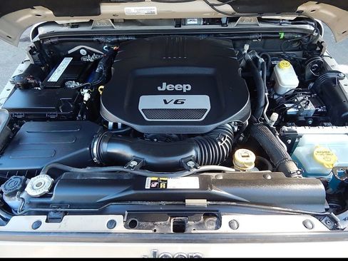 Used 2016 Jeep Wrangler Unlimited Rubicon w/ Connectivity Group image 30