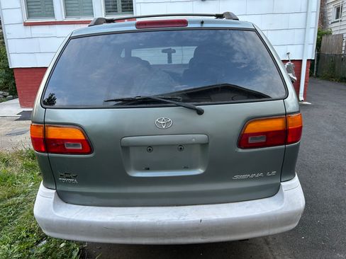 Used 2000 Toyota Sienna LE image 2