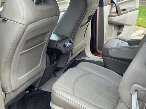 Used 2010 Buick Enclave CXL image 9