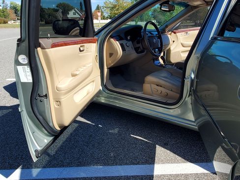 Used 2006 Cadillac DTS w/ Sun And Navigation Package image 12