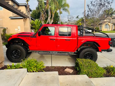 Used 2021 Jeep Gladiator Sport image 1