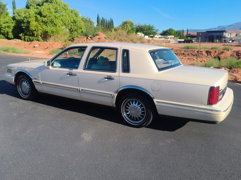 Used 1997 Lincoln Town Car Cartier RWD image 4