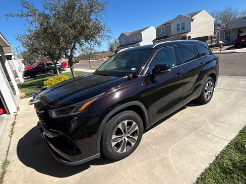 Used 2021 Toyota Highlander XLE image 4