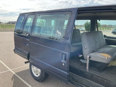 Used 2002 Ford E-350 and Econoline 350 Club Wagon RWD image 13