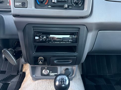 Used 1998 Nissan Frontier XE image 19