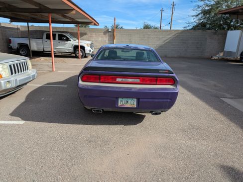 Used 2010 Dodge Challenger SRT8 w/ Plum Crazy Group image 5