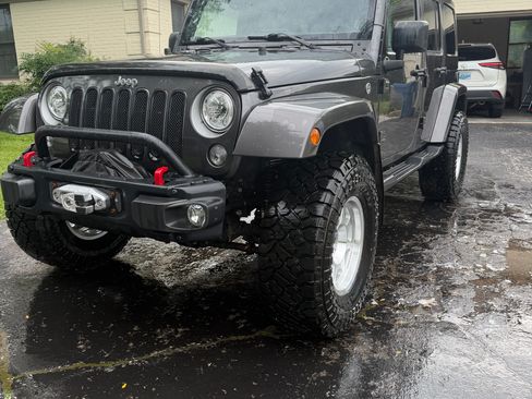 Used 2017 Jeep Wrangler Unlimited Sahara w/ Connectivity Group AWD/4WD image 4