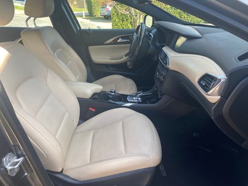 Used 2018 INFINITI QX30 Premium w/ Navigation Package image 9