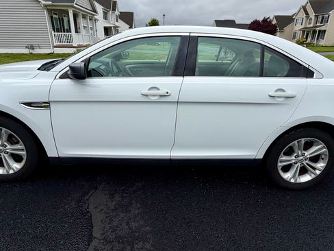 Used 2018 Ford Taurus SE FWD image 1