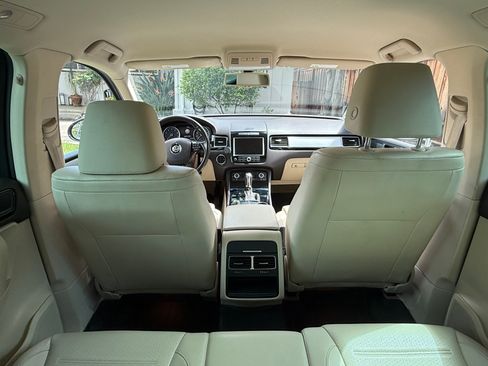 Used 2014 Volkswagen Touareg Sport image 11