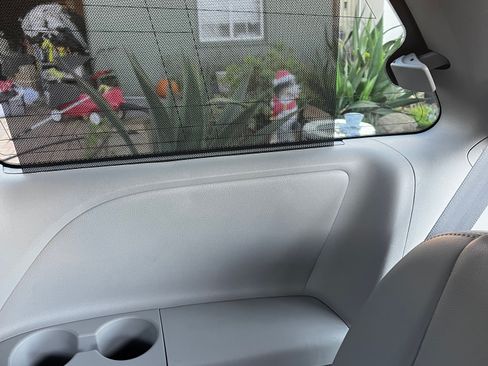 Used 2015 Toyota Sienna LE image 22