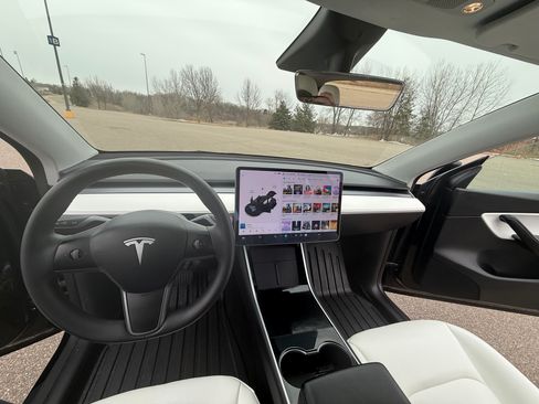 Used 2021 Tesla Model Y Long Range image 15