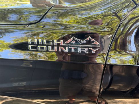 Used 2022 Chevrolet Suburban High Country image 2