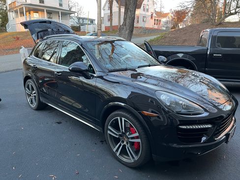 Used 2014 Porsche Cayenne Turbo S image 2