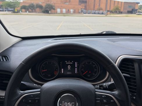 Used 2015 Jeep Cherokee Sport FWD image 14