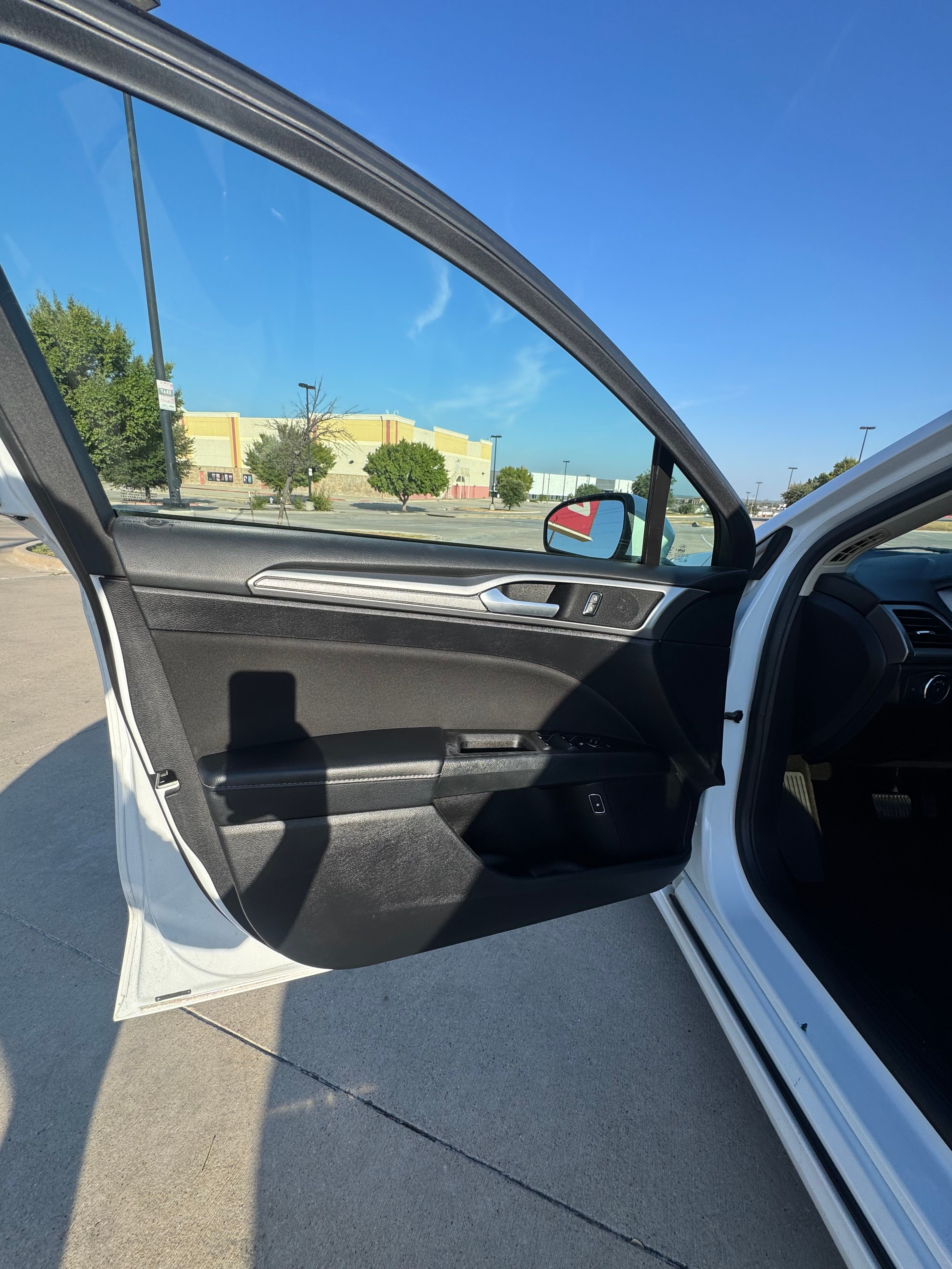 Used 2019 Ford Fusion SE FWD image 17
