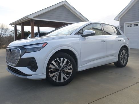 Used 2023 Audi Q4 e-tron Premium Plus w/ Premium Plus image 2