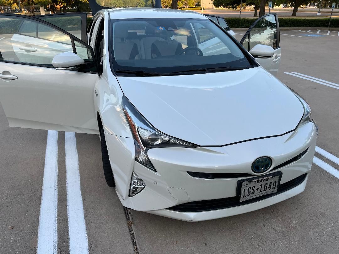 Used 2018 Toyota Prius Four Touring w/ Premium Convenience Package FWD image 2