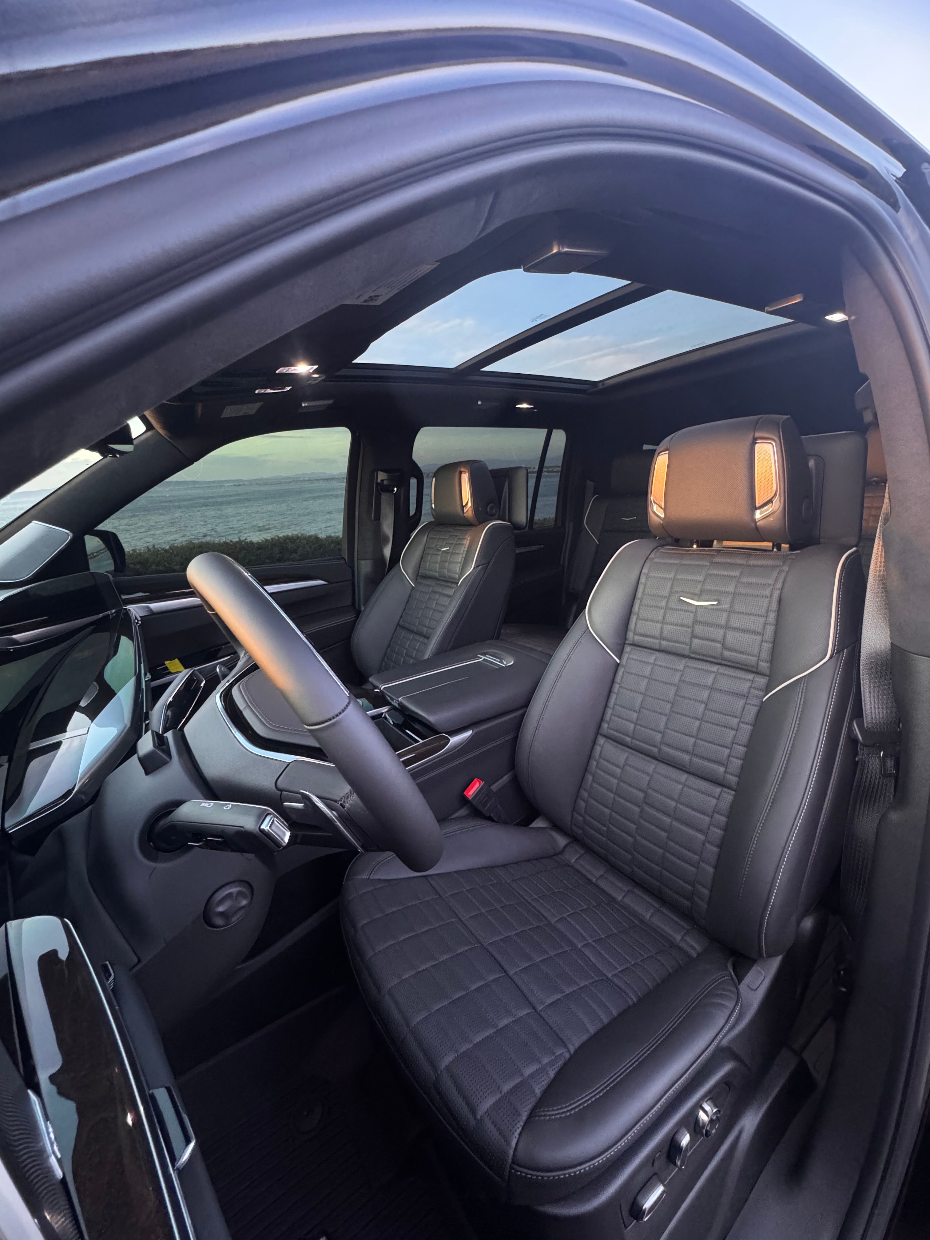 Used 2025 Cadillac Escalade ESV Sport Platinum w/ LPO, ONYX Package AWD/4WD image 9