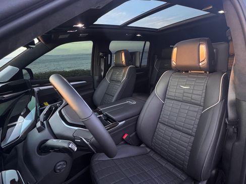 Used 2025 Cadillac Escalade ESV Sport Platinum w/ LPO, ONYX Package image 9