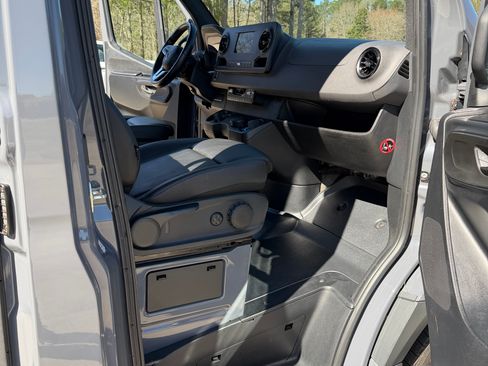 Used 2022 Mercedes-Benz Sprinter 2500 image 13