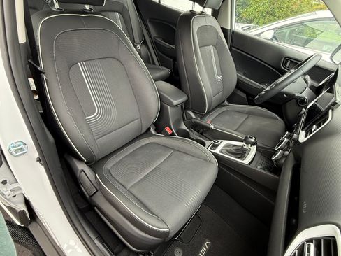 Used 2025 Hyundai Venue Limited FWD image 8