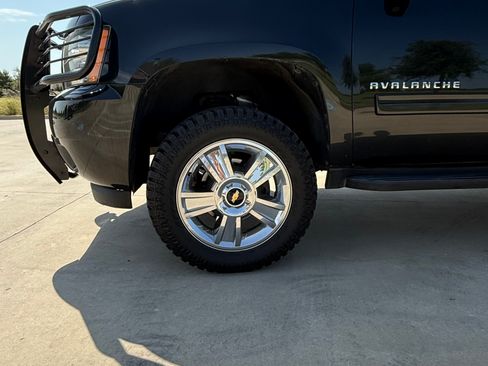 Used 2010 Chevrolet Avalanche LT w/ Luxury Package image 8