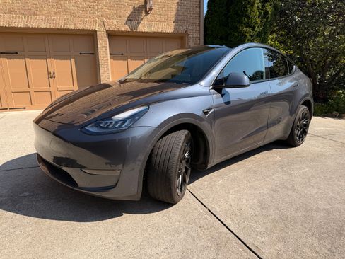 Used 2023 Tesla Model Y Long Range AWD/4WD image 2