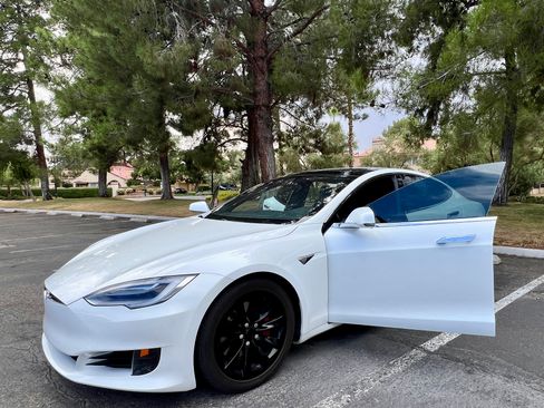 Used 2016 Tesla Model S 60D image 1