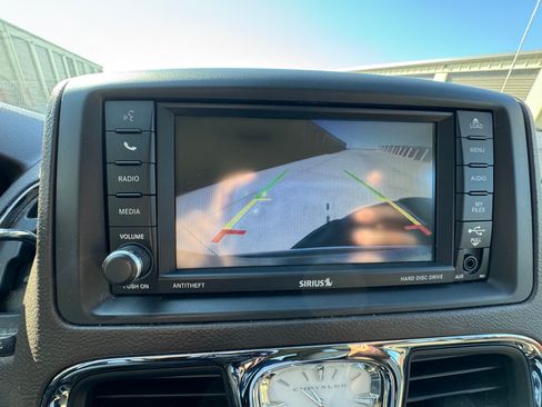 Used 2013 Chrysler Town & Country Touring-L w/ Driver Convenience Group image 8