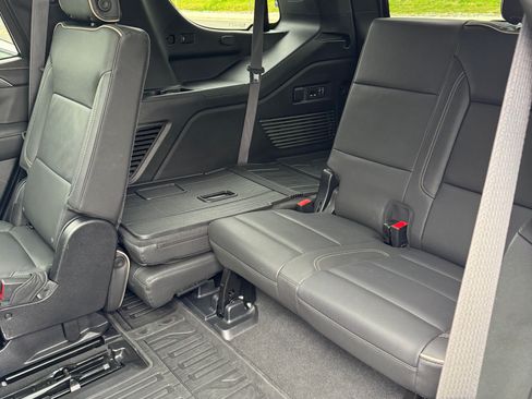 Used 2024 GMC Yukon SLT w/ SLT Premium Package image 11