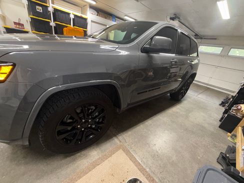 Used 2019 Jeep Grand Cherokee Altitude AWD/4WD image 10