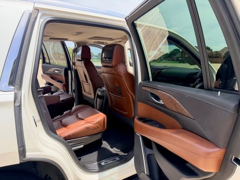 Used 2015 Cadillac Escalade Luxury RWD image 10