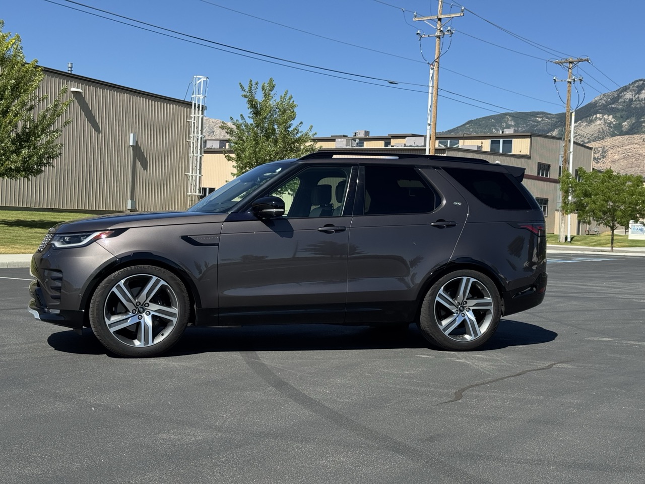 Used 2023 Land Rover Discovery Metropolitan Edition AWD/4WD image 2