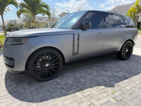 Used 2024 Land Rover Range Rover Long Wheelbase SE image 1