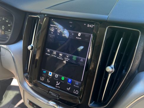 Used 2019 Volvo XC60 T5 Momentum w/ Premium Package image 2